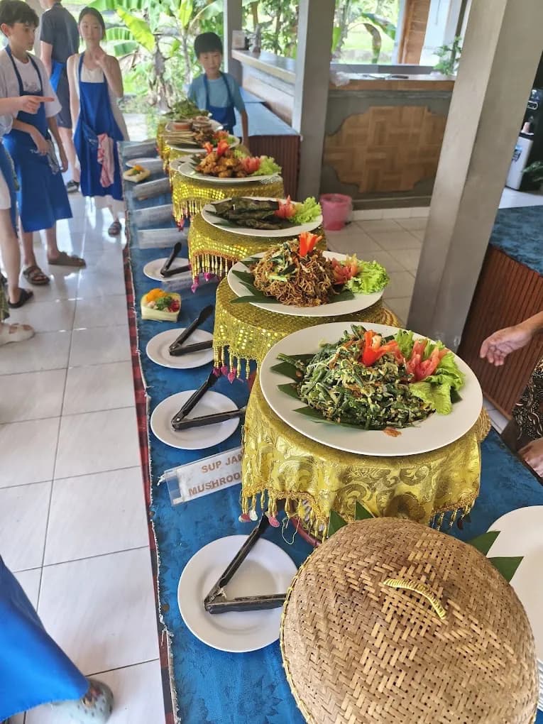 The Petulu class buffet labeled sayur urap and mushroom soup, from the Petulu class where jukut urab is cooked
